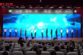 南县小龙虾直播：在青山绿水间收获一片火红图片