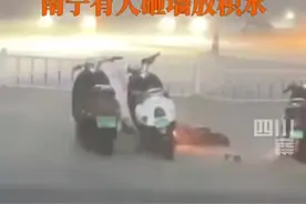 广西南宁市区遭遇大暴雨：多车被淹，有人砸围墙放水图片
