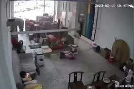 河源地震瞬间男子倒提着孩子就跑，家长回应：朋友帮忙带娃，孩子未受伤图片