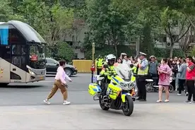 直击聊城高考第一场|警车护航、家人送考，考生自信满满进考场图片