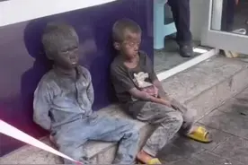 云南抹黑节小孩哥坐警务岗亭门口等认领，网友：涂太黑爹妈不好认图片