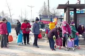 济南一近郊公交车变身“赶集专线”图片