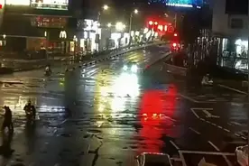 别用生命送餐！外卖小哥闯红灯被撞还要担全责图片
