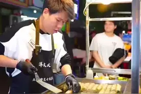 90后医生下班摆摊日入1500元：目标是开一家小店图片