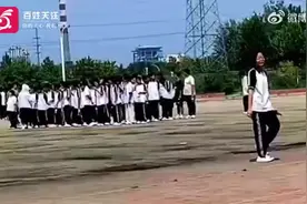 山东一女生疑军训中暑身亡，家属称宿舍没有空调风扇，教育局回应图片