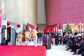 传统杂技展现高超技艺，惊险刺激欢乐过大年图片