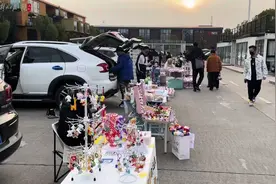 地摊经济升级，年轻人打开后备箱街头练摊，“移动小店”为了赚钱也为了梦想图片