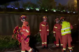 冲呀，蓝朋友：消防员解救被困小姐姐，你的安全是我的责任视频封面