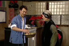 影视：老太太耳背，大叔跟他对话，就没有一句话能对上的视频封面