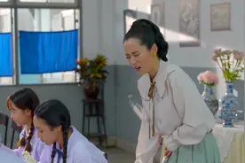铁血双雄：女老师教学生手工，却突然腹痛难忍，当场晕倒在地视频封面