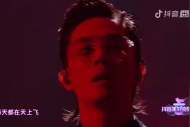 综艺：李承铉封神之作，舞台上酷炫演唱天上飞，戚薇台下疯狂尖叫视频封面