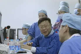 人间世：手术进展十分顺利，但是意外却发生主刀医生手指抽筋视频封面