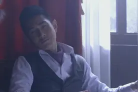 影视：美女穿上旗袍，小伙一见钟情，下秒深情告白视频封面