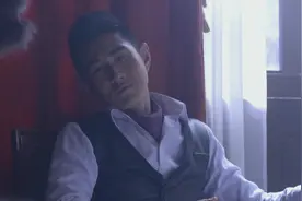 影视：美女穿上旗袍，小伙一见钟情，下秒深情告白视频封面
