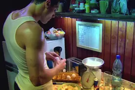 智利超人：男子为了控制身材，竟然不吃蛋黄，看着好浪费视频封面