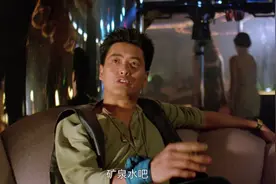 影视：恶霸酒吧闹事，大哥霸气救场，这段太精彩视频封面