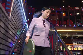 歌手嫌钱少，不涨钱不唱，哪料女服务员一开口瞬间惊艳全场视频封面