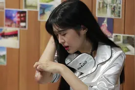 花戒指：妹子狠痛撕下创可贴，自拍发朋友圈，配上慷慨激昂文案