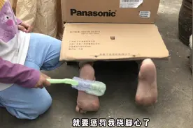 糟糕了搞笑的妈妈为什么脚丫会被挠痒痒挠脚心 #挠痒痒 #挠脚心视频封面