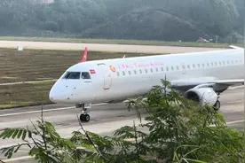 广西玉林福绵机场，近距离看飞机起降，机长都看得一清二楚！视频封面