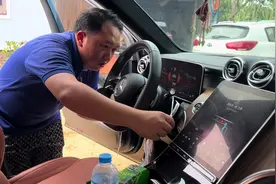 老挝村长瓦梦花大价钱给中国姐夫的新车祈福，姐夫高兴的乐开了花视频封面