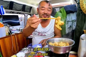 沙大厨又发明新菜，做一道红烧鸡冠油，没想到能香死个人儿#穷游
