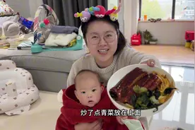 小年糕马上8个月了，现在一吃鸡蛋黄就会吐，是不是过敏呢