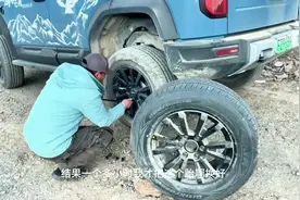 自驾途中豹5突然爆胎视频封面