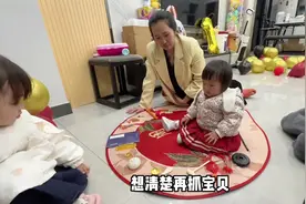 乐乐喜迎一周岁，没想到抓周三次结果都一样，家人看完笑不活了视频封面
