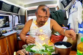 辽宁锦州凌海市，和尚在小布达拉宫旁边吃东北饭包，真过瘾#穷游