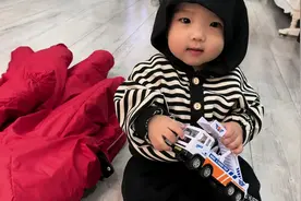 九个月小孩，出去摸小姑娘脸，他只是表达友好，该不该说他？视频封面