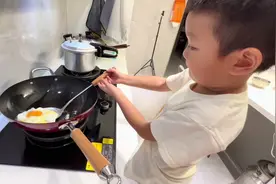辉辉跟妈妈学煎鸡蛋，自己动手煎的鸡蛋又香又美味，太有成就感了