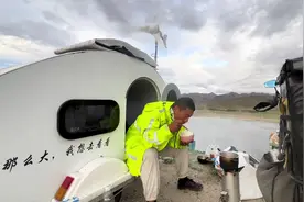 穿越无人区，发现一个野温泉，晚上就在这露营了#赛鸽黑武士t280