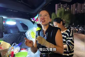 90夫妻开车摆摊卖皮蛋，3小时卖空500个，生意火爆客人排队买