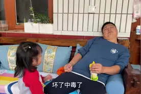 爸爸怎么了晕倒了小汐汐吓坏了，今天又犯错了爸爸都着急了！视频封面