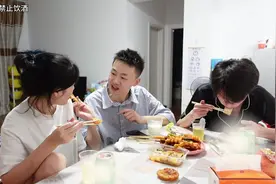 趁儿子睡着，夫妻俩偷偷吃夜宵，享受一下短暂又自由的二人世界视频封面