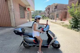 小伙教媳妇骑电动车，学了半年多还没学会，这也太笨了！#学车