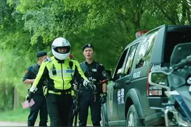 交警：得按规矩办事，对不住了特警兄弟#女特警视频封面