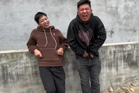 姐夫小舅子便秘喝西梅汁又吃止泻药，结果肚子打架，拉裤子了！