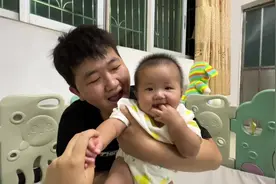 六个月宝宝不会咿呀学语，小两口担心她不会说话，后悔发现晚了视频封面