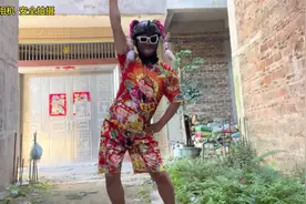 能歌善舞还会穿搭的外卖小哥给你送外卖你会给五星好评吗视频封面