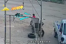 家人忘拔电动车钥匙，小男孩误拧把手，直接冲向马路中央，真后怕视频封面