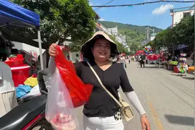 贵州农村赶集，牛肉加工10元2个人，物美价廉#贵州美食 #乡村味道