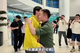 雷军和何小鹏的关系究竟有多铁？#小米汽车 #小鹏汽车视频封面