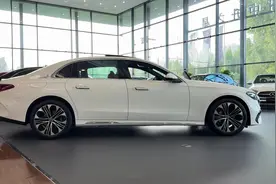 #奔驰E级 E 300 L 时尚型 运动轿车 白色实拍；视频封面