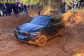 宝马X5和奥迪Q5烂泥巴路越野，到底谁的四驱系统更强？＃宝马X5视频封面