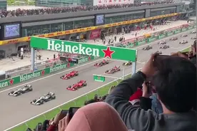 F1上海大奖赛正式开始练习赛，周冠宇出场 #F1上海站 #周冠宇视频封面