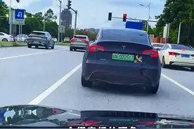 车尾贴香蕉是什么意思？视频封面