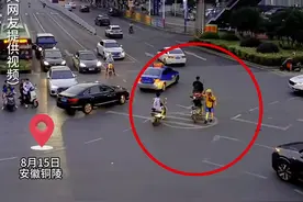【#外卖小哥化身交警指挥车辆#】图片