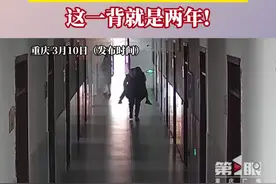 重庆一初中生经常嗜睡，近两年来班主任背他送医、送他回家……图片